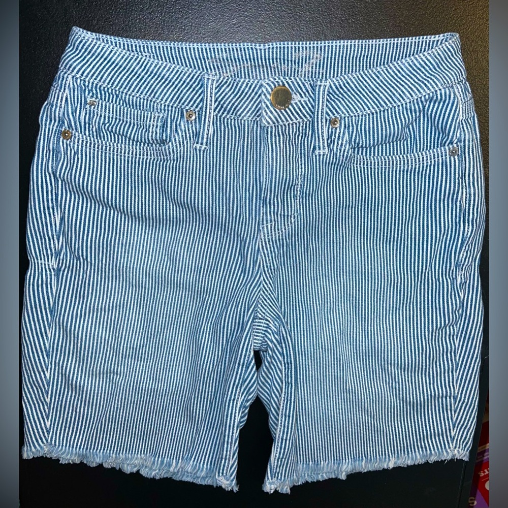 Seven7 Women's Blue & White Fray Hem Sunset Bermuda Pinstripe Shorts! Size 4.